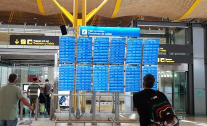 Pasajeros en el aeropuerto Madrid-Barajas Adolfo Suárez.