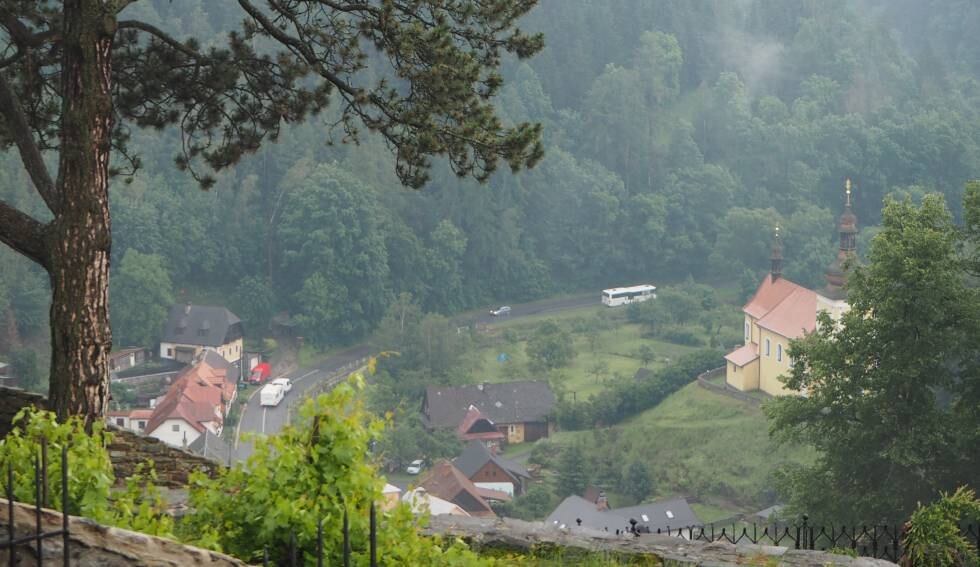 Vista del bosque que rodea el castillo de Svojanov, situado en lo alto de una colina cerca de Litomysl.