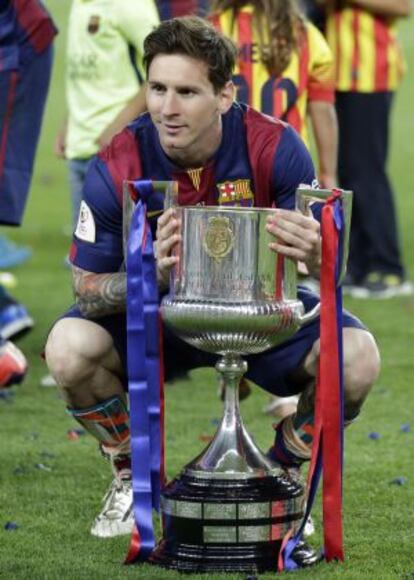 Messi posa con la Copa del Rey.