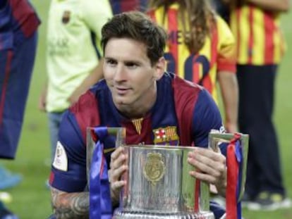 Messi posa con la Copa del Rey.