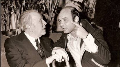 Severo Sarduy (a la derecha) junto a Jorge Luis Borges, en 1982.