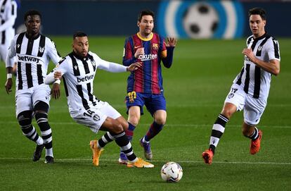 Lionel Messi en un momento del partido rodeado de varios contrarios.