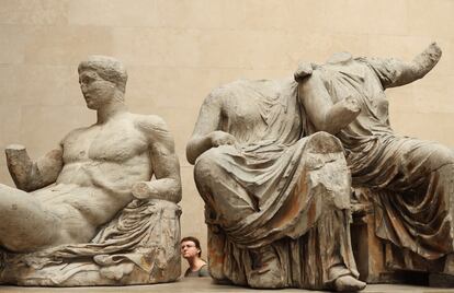 Una visitante ante los mármoles del Partenón en el British Museum.