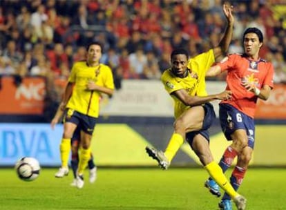 Un disparo a puerta de Keita durante el encuentro Osasuna-Barça.