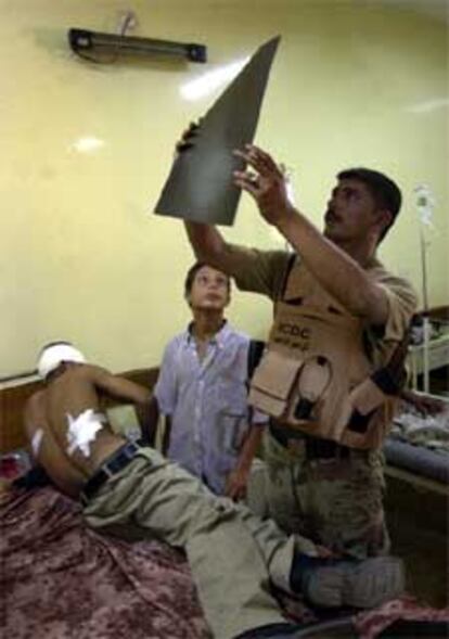 Un médico examina la radiografía de un policía herido en el atentado en Mahmudiya.