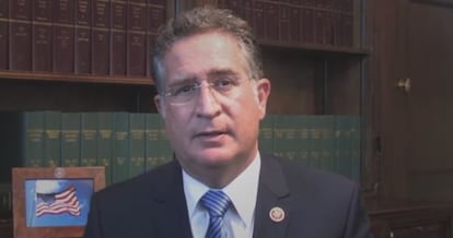El congresista Joe García en un mensaje a la comunidad hispana
