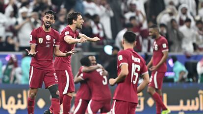 Los jugadores de Qatar celebran la victoria en la Copa Asia frente a Jordania.