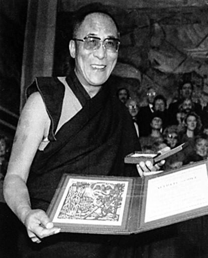 El decimocuarto Dalai Lama, líder político y espiritual exiliado del Tíbet, muestra el Premio Nobel de la Paz durante la ceremonia de entrega en la Universidad de Oslo (Noruega). En 1989 se reconoció a la autoridad budista por su campaña no violenta para poner fin a la dominación china del Tíbet.
