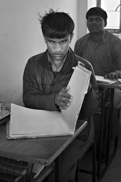Anil Kumar, durante una clase de bachillerato del colegio Rajasthan Netraheen Kalyan Sangh. Jaipur, India.