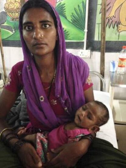 Mumtaj Khatoon, sostiene a su hija, Halima, en el centro de MSF ha abierto para tratar de estabilizar a niños que padecen desnutrición