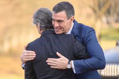 El presidente del Gobierno, Pedro Sánchez, abraza al primer ministro Robert Golob, a su llegada al castillo de Brdo, en Kranj (Eslovenia), este viernes.