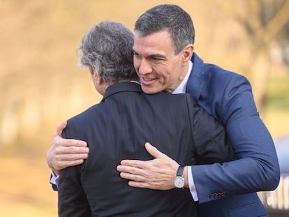 El presidente del Gobierno, Pedro Sánchez, abraza al primer ministro Robert Golob, a su llegada al castillo de Brdo, en Kranj (Eslovenia), este viernes.