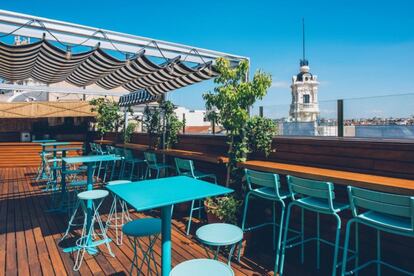 Watch an unforgettable sunset while listening to live music at Ático 11, a rooftop bar located on the seventh floor of Hotel de las Letras on Madrid’s Gran Vía avenue.