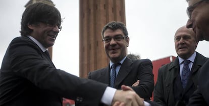  El presidente de la Generalitat de Catalu&ntilde;a, Carles Puigdemont (i) saluda al delegado del Gobierno de Catalu&ntilde;a, Enric Millo (d) en presencia del Ministro de Energ&iacute;a, Turismo y Agenda Digital, &Aacute;lvaro Nadal (2i), y del presidente del Sal&oacute;n del Autom&oacute;vil, Enrique Lacalle (2d), durante la inauguraci&oacute;n del Sal&oacute;n Automobile Barcelona.