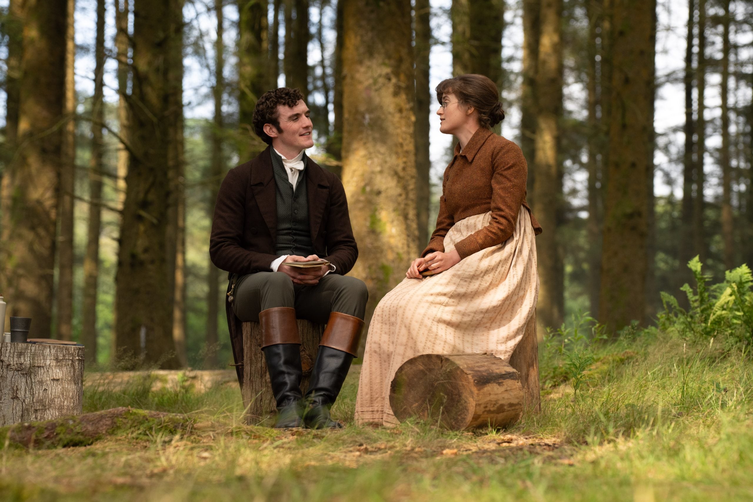 Dónal Finn y Ella Bruccoleri, en 'La otra hermana Bennet'.