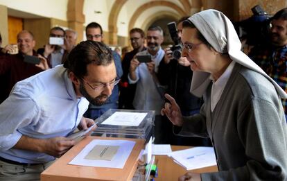 Emilio León, candidato de Podemos a la presidencia del Gobierno regional de Asturias, se dirige a la mesa de votación en Oviedo.