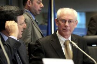 El presiente del Consejo Europeo, Herman Van Rompuy (derecha), y el presidente de la Comisi&oacute;n Europea, Jos&eacute; Manuel Durao Barroso.