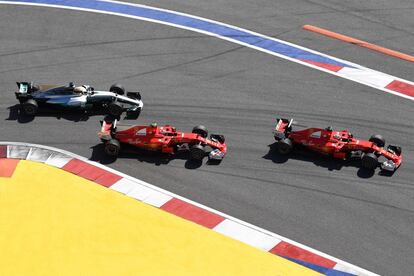 El piloto de la escudería Ferrari Sebastian Vettel (derecha) es seguido por Kimi Raikkonen y Lewis Hamilton.