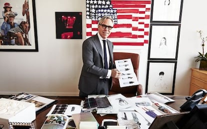 Tommy Hilfiger en su despacho con algunos de sus diseños para la próxima temporada.