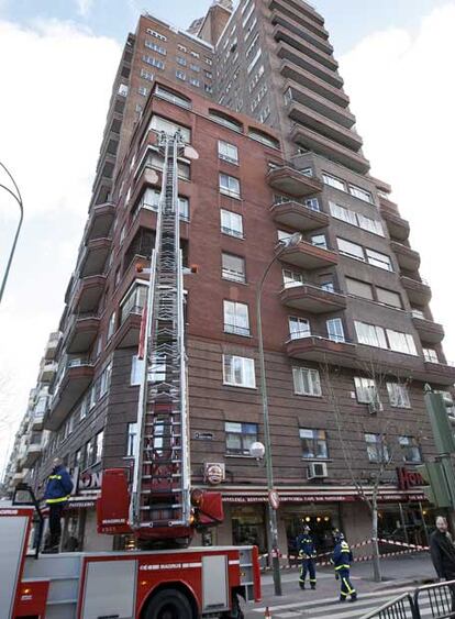 Los bomberos reparan partes de la fachada inestable de un edificio de Francisco Silvela.