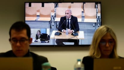 El expresidente de la RFEF, Luis Rubiales, en un momento del juicio, retransmitido a través de una pantalla en la sala de prensa de la Audiencia Nacional de Madrid el pasado 11 de febrero.