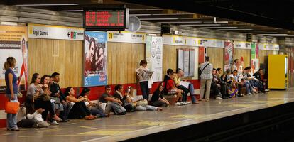 Usuarios esperan la llegada del metro en Valencia.