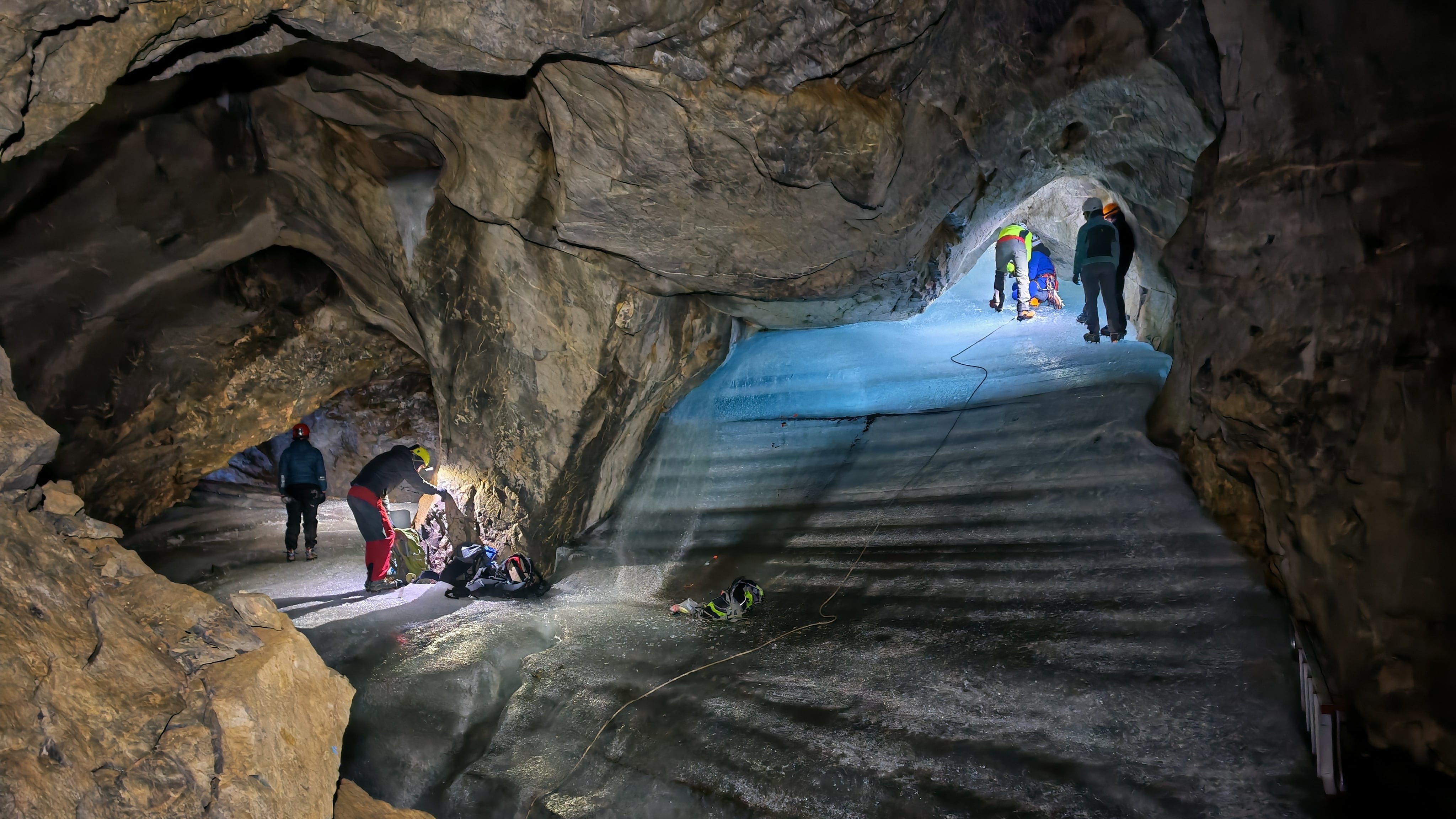 Carrera contrarreloj para estudiar las cuevas heladas de España antes de que desaparezcan: “Es un archivo único y lo vamos a perder”