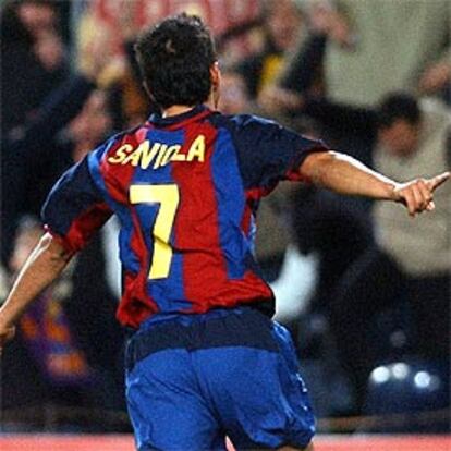 El jugador del F.C. Barcelona Saviola celebra el primer gol de su equipo ante el Panionios.