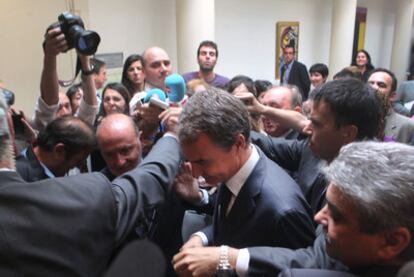 Zapatero, rodeado de periodistas a su salida de la sesión de control en el pleno del Senado.