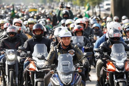 Jair Bolsonaro durante passeio de moto com apoiadores em São Paulo neste sábado (12).