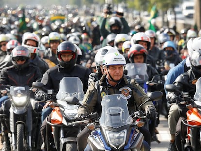 Jair Bolsonaro durante passeio de moto com apoiadores em São Paulo neste sábado (12).