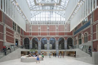 El nuevo Rijksmuseum de Ámsterdam (www.rijksmuseum.nl) es el resultado de una reforma del edificio del siglo XIX de Pieter Cuypers (inaugurado en 1885), pero la intervención de los arquitectos españoles Antonio Cruz y Antonio Ortiz (www.cruzyortiz.com) fue de una enorme envergadura. El proyecto se llevó a cabo a lo largo de una década (reabrió en abril de 2013), inundó el edificio de luz natural y, sobre todo, lo dotó de un nuevo gran vestíbulo de entrada, el Atrium. Una de las exigencias del proyecto era mantener el pasaje para los ciclistas que atravesaba el edificio histórico y lo dividía en dos. En la actualidad, un pasaje subterráneo lleva a los visitantes de un ala a la otra.