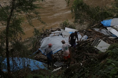 Personas retiran los escombros ocasionados por 'Otis', el 25 de octubre en la comunidad de la Solapa, cerca de Acapulco.