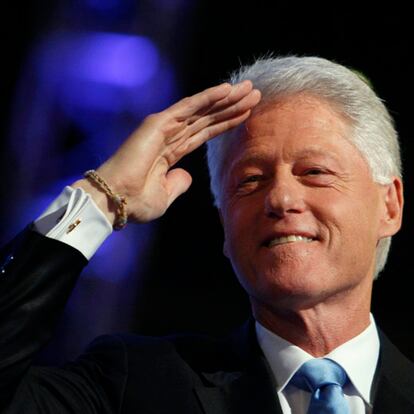 El ex presidente Bill Clinton antes de comenzar su discurso en el que ha afirmando que Obama "está preparado para ser comandante em jefe"