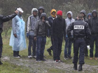 Polic&iacute;as franceses detienen en Calais a inmigrantes que pretend&iacute;an introducirse en camiones para viajar a Reino Unido.