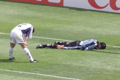 Sergi y Zubizarreta, abatidos, justo después del fallo del portero ante Nigeria en el Mundial de 1998.
