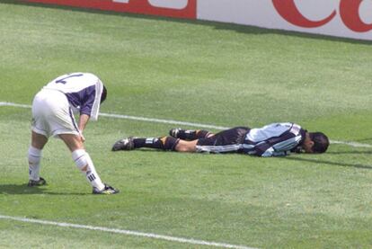 Sergi y Zubizarreta, abatidos, justo después del fallo del portero ante Nigeria en el Mundial de 1998.