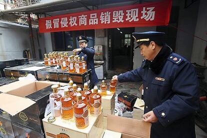 12.000 pessoas morreram na Rússia em 2010 por ingerir bebidas alcoólicas falsificadas contendo anticongelante, metanol e álcool isopropílico, que comprometem os rins, provocam cegueira e podem levar ao coma.