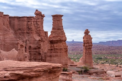 Los farallones 'El monje' y 'La botella', en el parque nacional Talampaya, en la provincia de La Rioja (Argentina),