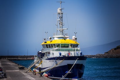 El buque 'Ángeles Alvariño', atracado en un muelle del Puerto de  Santa Cruz de Tenerife, el 12 de junio.
