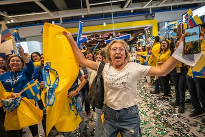 Una mujer celebra durante la inauguración de Ikea, en Bogotá.