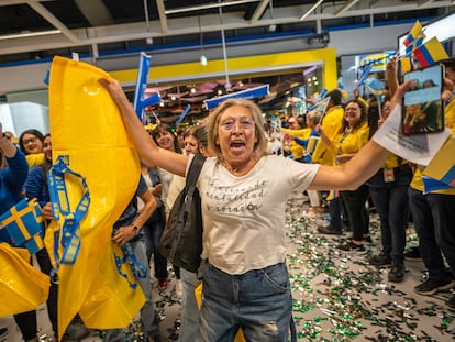 Una mujer celebra durante la inauguración de Ikea, en Bogotá.