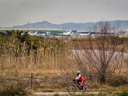 Un ciclista en los alrededores del aeropuerto de El Prat.