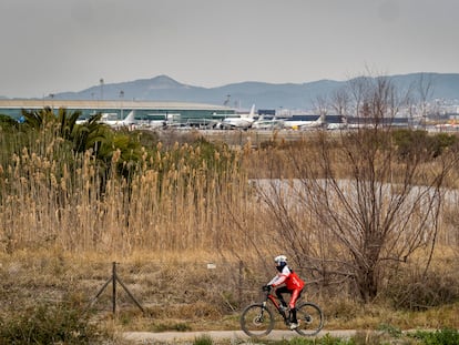 Un ciclista en los alrededores del aeropuerto de El Prat.
