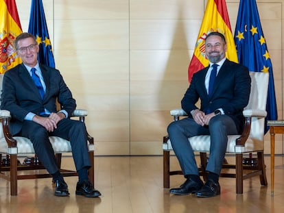 Santiago Abascal, a la derecha, y Alberto Núñez Feijóo, durante su reunión en el Congreso en septiembre pasado, la única pública que han mantenido.