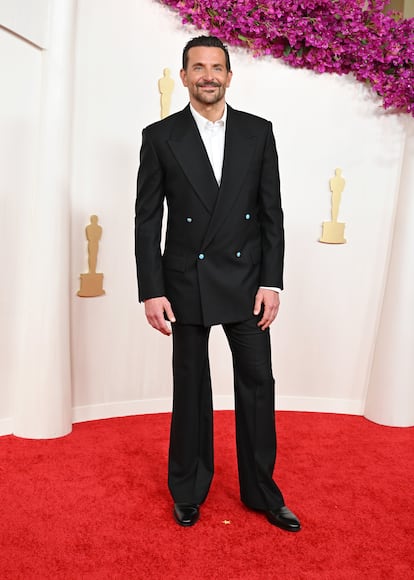 Bradley Cooper eligió un traje de Louis Vuitton de pantalón acampanado. Estaba nominado como mejor actor por su papel de Leonard Bernstein en 'Maestro', película que también ha dirigido, nominada en la categoría de mejor película.