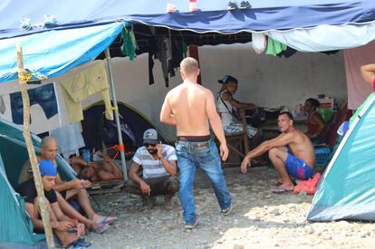 Migrantes cubanos varados en Paso Canoas.