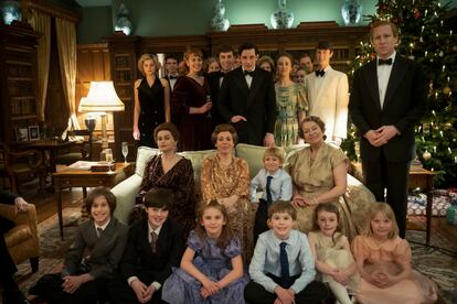 La familia real de 'The Crown' en el último capítulo de la cuarta temporada.