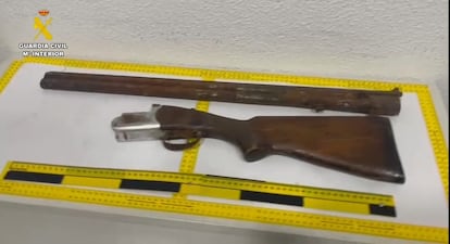 Arma con la que presuntamente se disparró a los dos hombres fallecidos después de un tiroteo en Carmona (Sevilla)-EFE/ Guardia Civil 