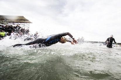 Participantes del Campeonato Europeo de Ironman empiezan la primera parte del campeonato, la natación. Frankfurt, Alemania.  